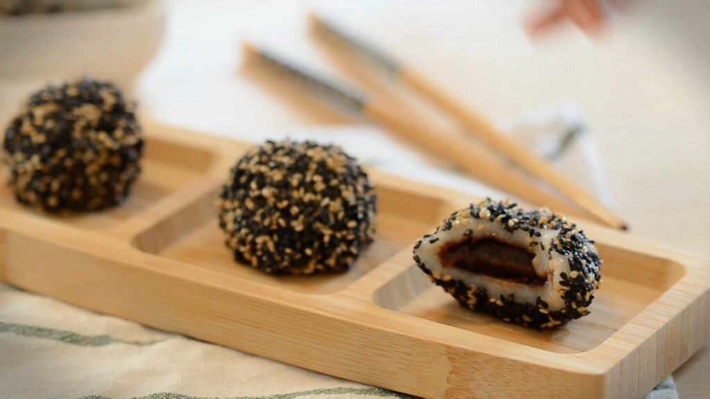 Mochis rellenos de anko y recubiertos de sésamo